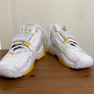 Nike shoes (Nike Air Barrage Mid)